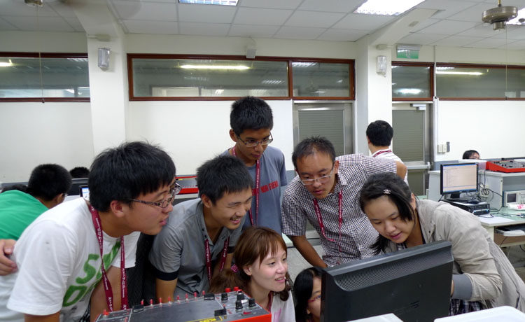 必赢bwin官网学生与逢甲大学学生探讨手动实验