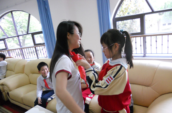 小学生为必赢bwin官网志愿者系红领巾