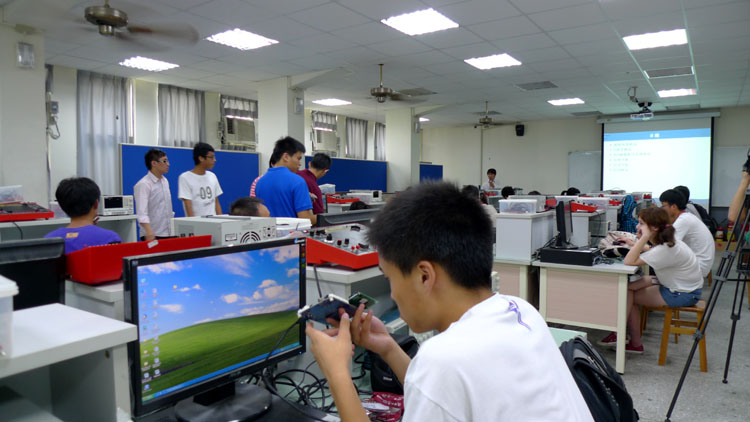 必赢bwin官网学生在逢甲大学参加“手动实验”